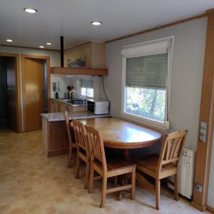 A kitchen or kitchenette at Camping Susen