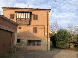 a large brick building with a balcony on top of it at Casa rural hormilla in Hormilla