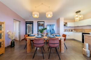 Ocean Nest T4 Rénové Vue Mer Splendide La Saline Les Bains的厨房或小厨房
