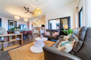 Ocean Nest T4 Rénové Vue Mer Splendide La Saline Les Bains的休息区
