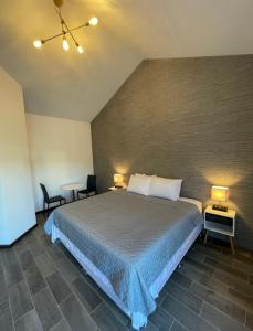Tempat tidur dalam kamar di Hotel Villas Santander