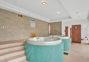 ein großes Bad mit einer großen Badewanne in einem Zimmer in der Unterkunft Amazing Loft style 1 Bed with Water and City Views in Miami