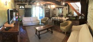 ein Wohnzimmer mit einem weißen Sofa und einem Tisch in der Unterkunft Large family house for young and old in great calm in South Touraine in Cussay