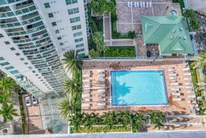 een uitzicht over een zwembad voor een gebouw bij Lovely 1 Bedroom Loft in the Heart of Brickell in Miami