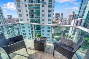 een balkon met 2 stoelen en een tafel bij Lovely 1 Bedroom Loft in the Heart of Brickell in Miami