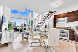 - une cuisine et une salle à manger avec un escalier en colimaçon dans une maison dans l'établissement Lovely 1 Bedroom Loft in the Heart of Brickell, à Miami