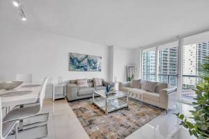 Modern 1 Bed ICON Brickell with Amazing Views في ميامي: غرفة معيشة مع كنبتين وطاولة