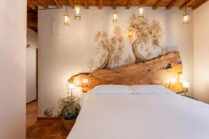 una camera da letto con un letto e un dipinto sul muro di Villa Maria - b&b di Charme a Vicopisano