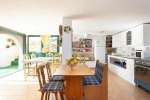 Dapur atau dapur kecil di Mountain, Seaviews, and Pool Relax By Sunkeyrents