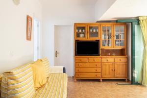 Televisyen dan/atau pusat hiburan di Mountain, Seaviews, and Pool Relax By Sunkeyrents