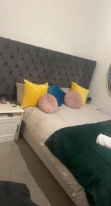 un letto con quattro cuscini sopra in una stanza di Spacious Double Room in prime location London a Londra