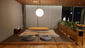 K's House Nikko - Kinugawa Onsen Hostel tesisinde bir odada yatak veya yataklar