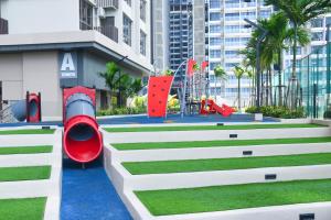 einen Spielplatz in einer Stadt mit hohen Gebäuden in der Unterkunft Seabreeze Seaview Super Cosy Stay Bali Residence in Malakka