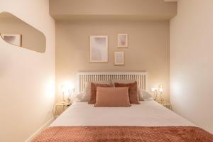 a bedroom with a large bed with two lamps at Recién reformado junto a metro San Mamés in Bilbao