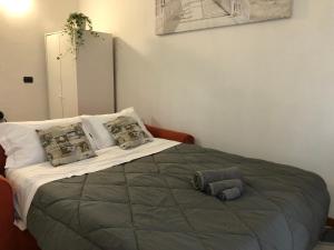 een slaapkamer met een groot bed met 2 kussens bij Mini Lambro in Milaan