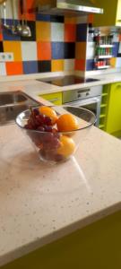 uma taça de fruta num balcão na cozinha em Villa Lucín em Santander