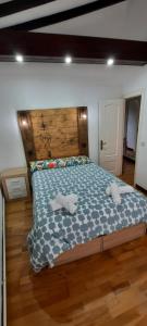 um quarto com uma cama com duas toalhas brancas em Villa Lucín em Santander