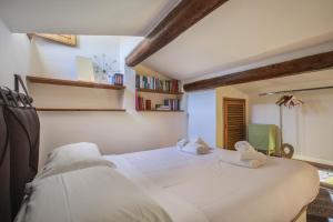 - une chambre avec un grand lit blanc et 2 oreillers dans l'établissement Atelier Bellesi - Sweet Dreams in Florence, à Florence