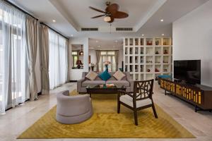 un soggiorno con divano e tavolo di Abogo Resort Villa BeachFront City Center DaNang a Da Nang