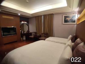龍潭區的住宿－溫馨汽車旅館，酒店客房,配有床和电视