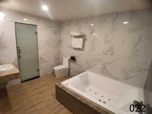 A bathroom at Wunsin Motel