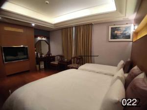 A bed or beds in a room at Wunsin Motel