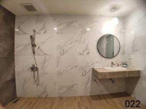 A bathroom at Wunsin Motel