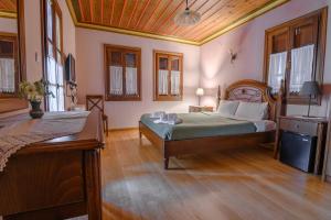 um quarto com uma cama e um tecto de madeira em Papigiotis Hotel em Tsepelovo