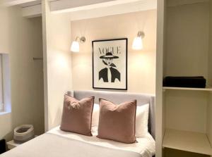 Łóżko lub łóżka w pokoju w obiekcie Cosy Camon Bolt-Hole
