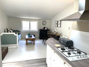 - kuchnię z płytą kuchenną w pokoju w obiekcie Cosy Camon Bolt-Hole w mieście Camon +28 zdjęć