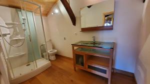 Et badeværelse på Maison de montagne face aux Arcs