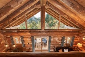 PerasdorfJakob Chalets的小木屋里有大窗户的阁楼房间