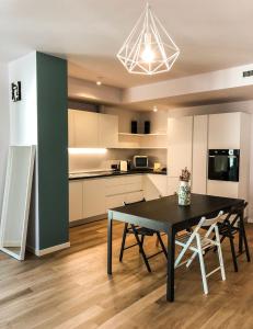 a kitchen with a black table and chairs in a room at Casa Rita in Brescia