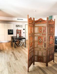 Una gran puerta de madera en una habitación con una mesa. en Casa Rita en Brescia