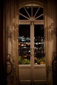 una ventana con vistas a la ciudad por la noche en Dorp Hotel, en Ciudad del Cabo