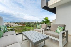 a balcony with chairs and a table and a view of the ocean at Apartamento Verano in Orihuela