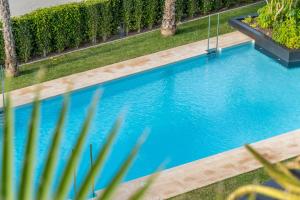 an overhead view of a swimming pool with blue water at Apartamento Verano in Orihuela