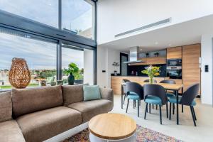 a living room with a couch and a table and chairs at Apartamento Verano in Orihuela