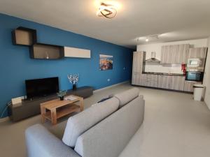 ein Wohnzimmer mit einer Couch und einem Tisch in der Unterkunft Deep Blue in Marsaskala