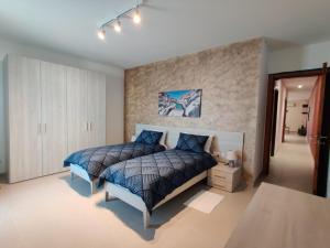 ein Schlafzimmer mit einem Bett mit einer blauen Bettdecke in der Unterkunft Deep Blue in Marsaskala