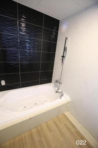 A bathroom at Wunsin Motel