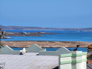 uma vista para o oceano a partir do telhado de uma casa em Langebaan Guest House em Langebaan