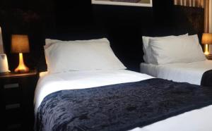 - une chambre avec 2 lits dotés de draps et d'oreillers blancs dans l'établissement 2 Bedroom Apartment Central City Centre I Free Netflix, à Birmingham