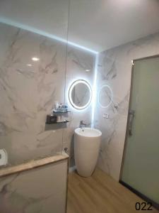 A bathroom at Wunsin Motel