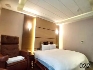 A bed or beds in a room at Wunsin Motel