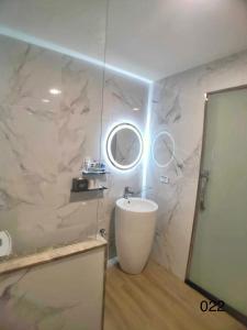 A bathroom at Wunsin Motel