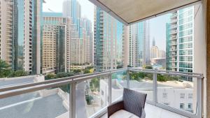 een balkon met uitzicht op de stad bij Stylish 2-Bed Apt Burj Khalifa and Fountain Views in Dubai