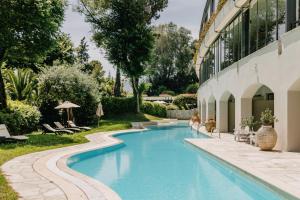 uma piscina num quintal ao lado de um edifício em Corfu Holiday Palace em Corfu Town