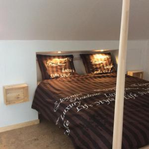una camera da letto con un letto con una scrittura sopra di Éco Gîtes Aubelrando & villa-bocage ad Aubel