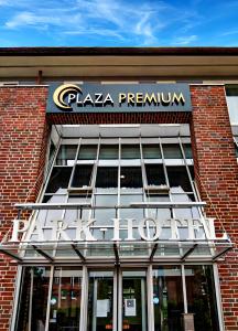 ein Schild einer Pizza-Firma auf der Vorderseite eines Gebäudes in der Unterkunft PLAZA Premium Parkhotel Norderstedt in Norderstedt